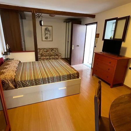 House With Private Garden Apartment โรม ภายนอก รูปภาพ